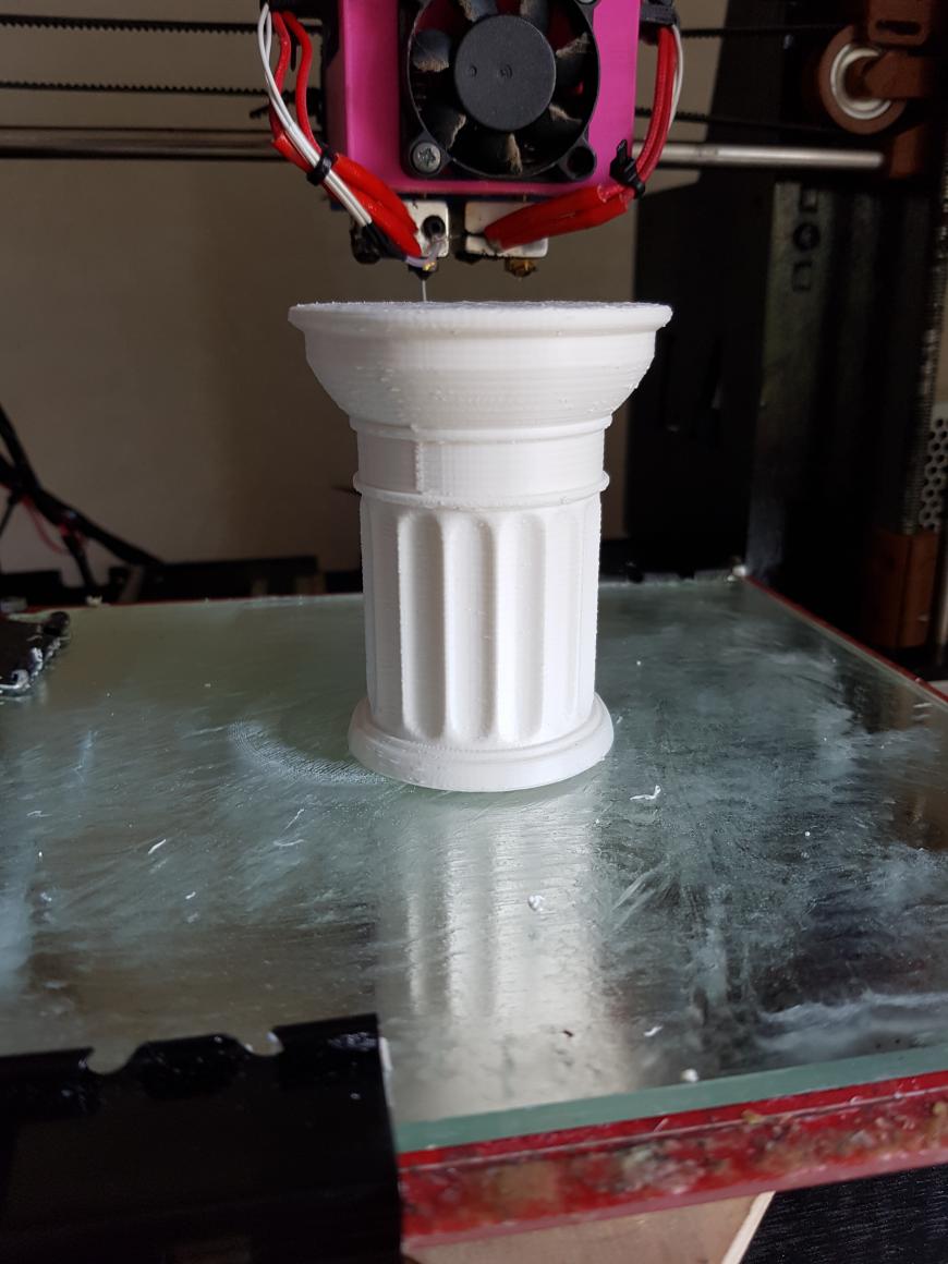 Орел на постаменте