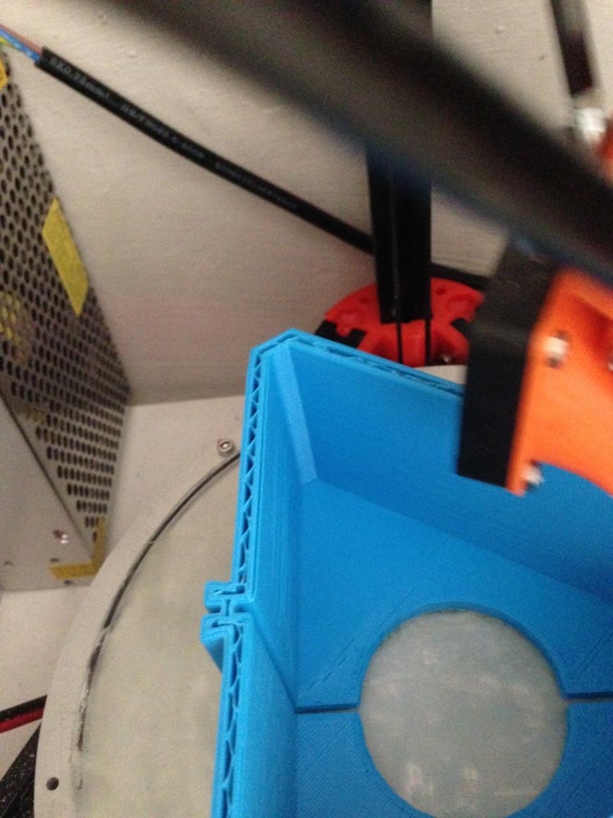 отслаивается внешний слой на внутренней границе, на одной из сторон