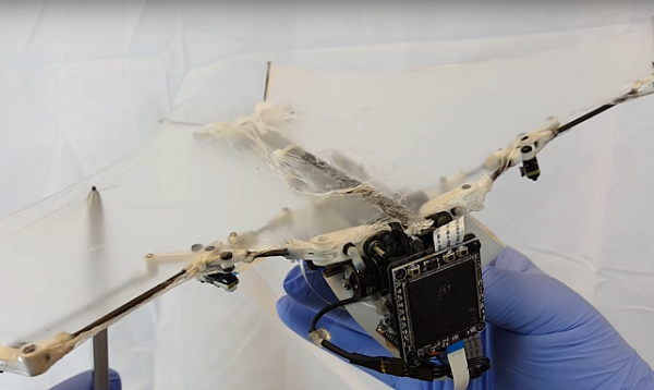 Робот-акробат: летающий дрон в форме летучей мыши