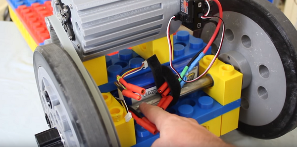 С ветерком на 3D-печатном электрическом скейтборде из LEGO