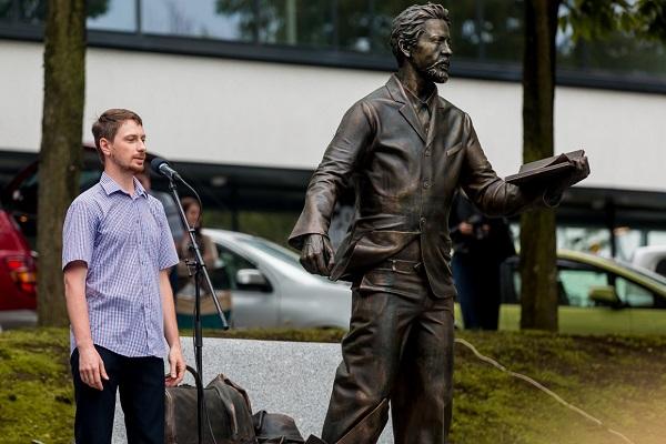 Во Владивостоке установили памятник Чехову, изготовленный с применением 3D-печати