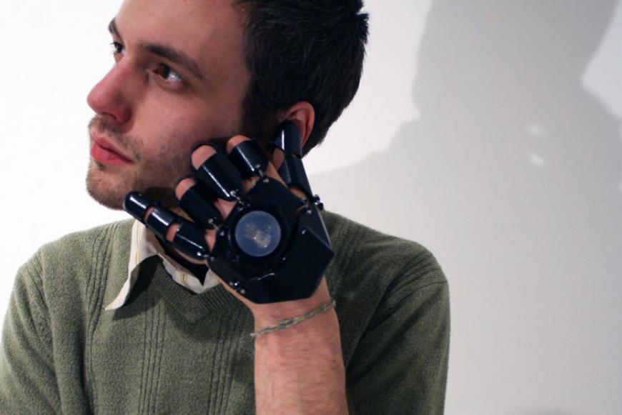 Дизайнер напечатал на 3D-принтере первый телефон-перчатку Glove One
