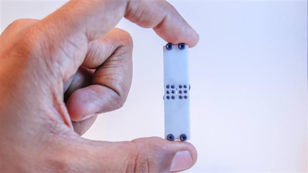 Недорогие 3D-печатные устройства помогут слабовидящим людям выучить систему Брайля