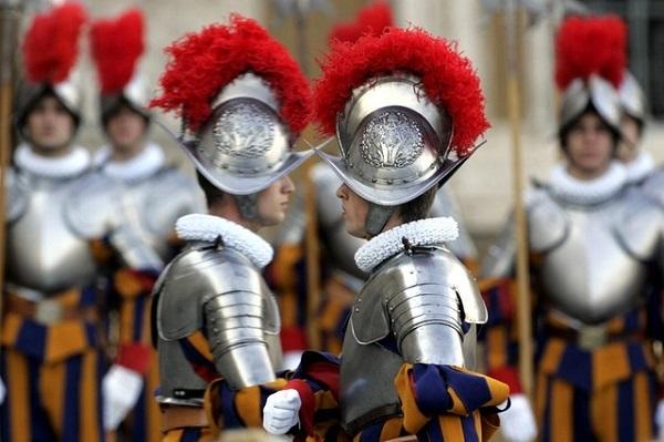 Швейцарская гвардия Ватикана примерила 3D-печатные шлемы