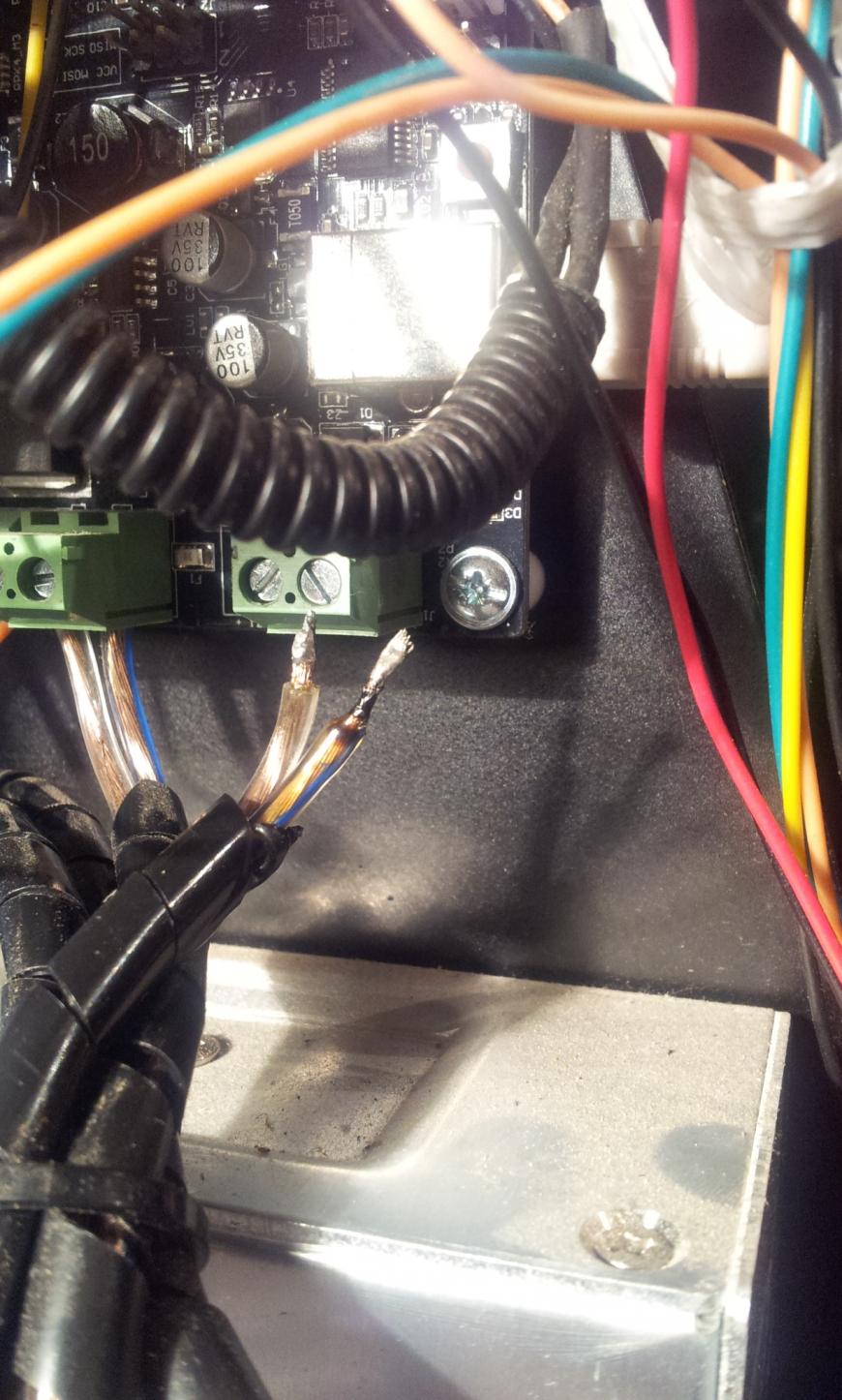 Обугленные провода на входе питания платы