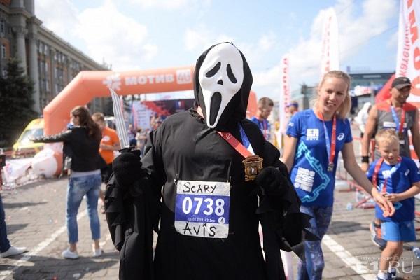 На екатеринбургском марафоне выступил маньяк в 3D-печатной маске
