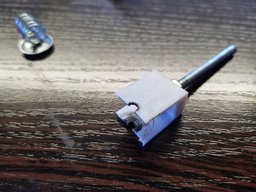 Держатель ролика из металла для  Flyingbear P905