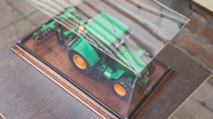 Трастор John Deere 'сувенирный'.