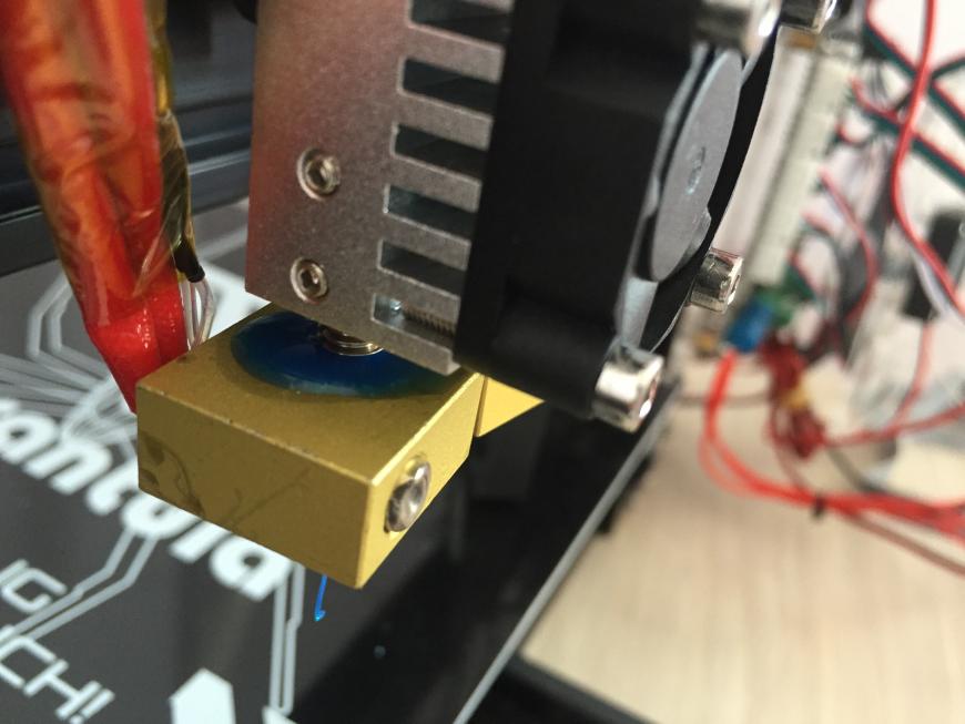 Пластик течет из экструдера, как лечить?