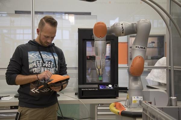 Инженеры KUKA совершенствуют промышленных роботов с помощью 3D-принтеров