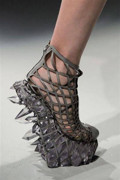 Дизайнер Айрис ван Херпен создала потрясающее кристаллическое платье и туфли при сотрудничестве 3D Systems