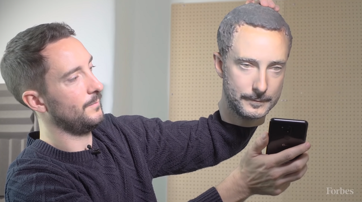 Журналист Forbes взломал смартфоны с помощью 3D-печатной головы