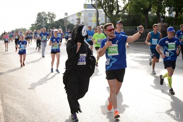 На екатеринбургском марафоне выступил маньяк в 3D-печатной маске