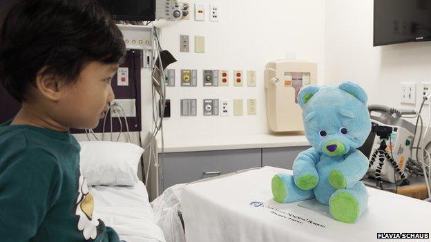 Напечатанный плюшевый мишка помогает педиатрам общаться с малышами