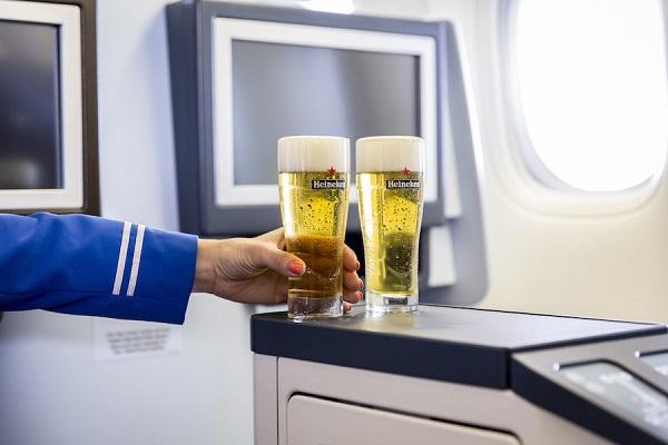Авиакомпания KLM угощает пассажиров разливным пивом с 3D-печатной тележки