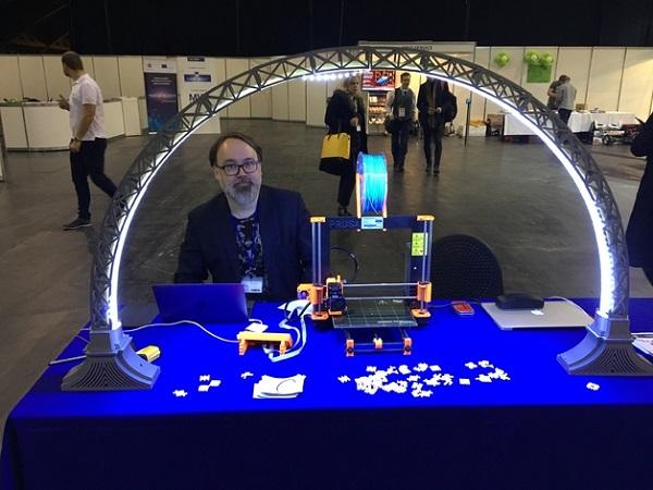 Симпатичный 3D-печатный светильник-мостик поможет бороться с тенями