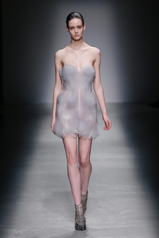 Дизайнер Айрис ван Херпен создала потрясающее кристаллическое платье и туфли при сотрудничестве 3D Systems