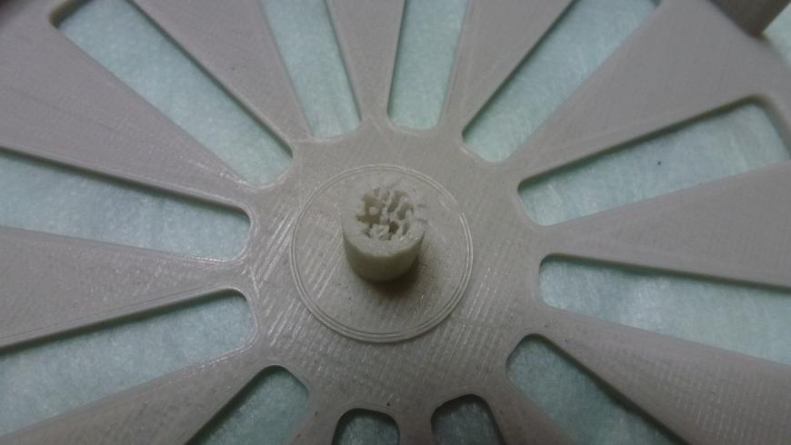 В чем может быть проблема печати мелких деталей в нутри большой детали ?