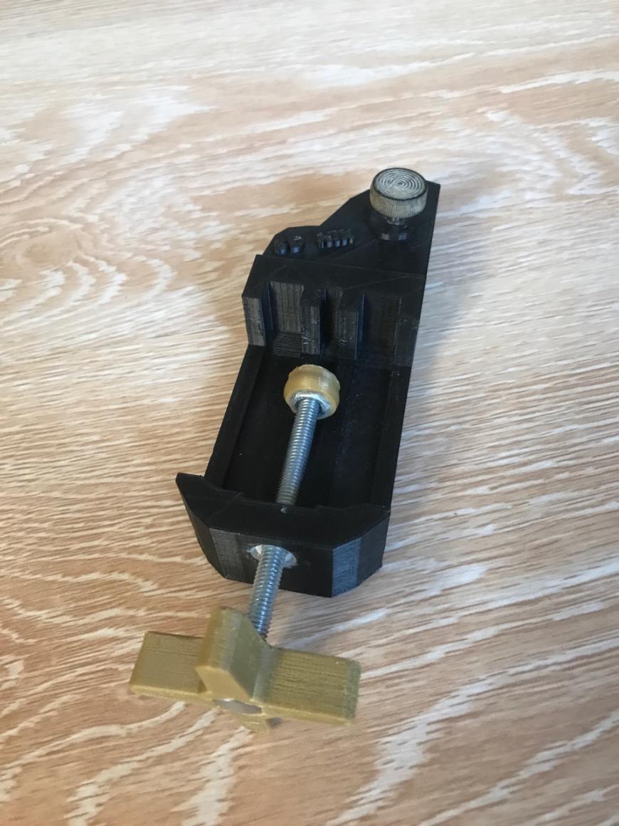 Изготавливаем тиски для крепления лазерного уровня.