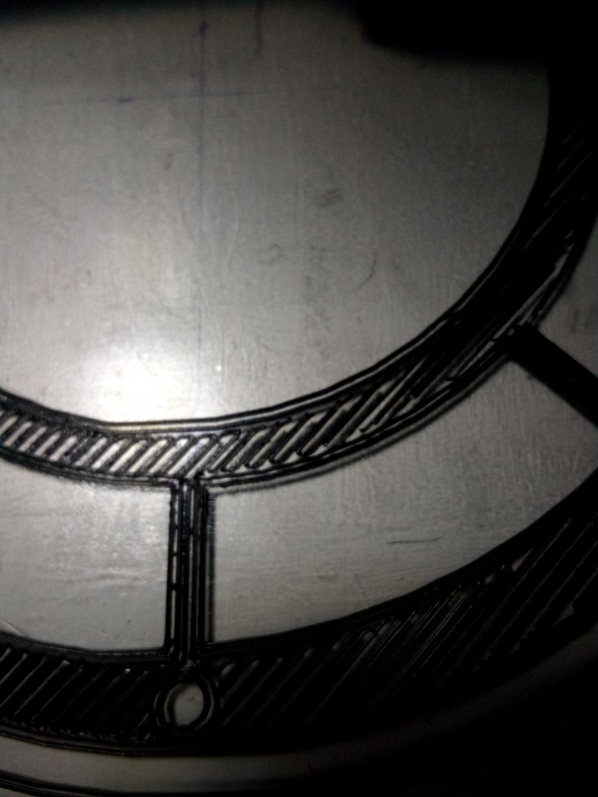 Проблема с первым слоем и сгусток пластика на сопле. Проблема с первым слоем и сгусток пластика на сопле.