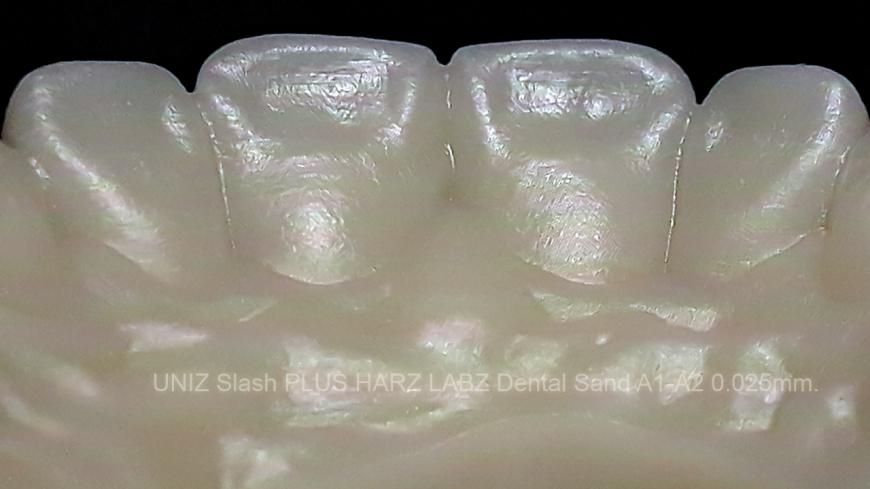 Элайнеры слоем 0.025 на UNIZ Slash PLUS из HARZ LABZ Dental Sand A1-A2