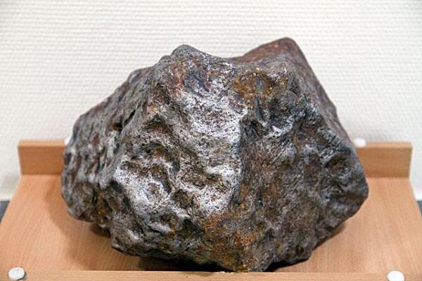 Новинка от Yota: 3D-печатные чехлы из метеорита