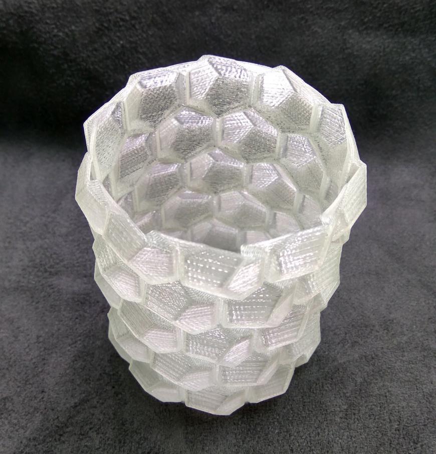 Простая небольшая ваза из бесцветного PLA