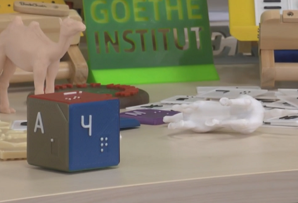Украинские волонтеры создают 3D-печатные обучающие игрушки для слабовидящих детей