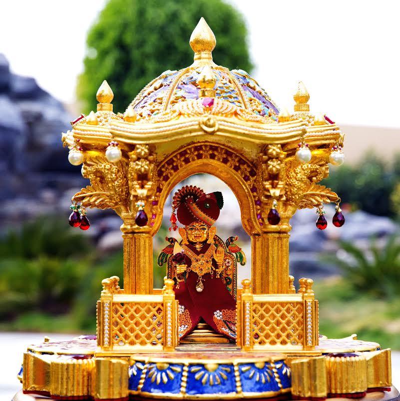 Индийская компания напечатала на 3D-принтере модель индуистского храма и украсила ее золотом и рубинами