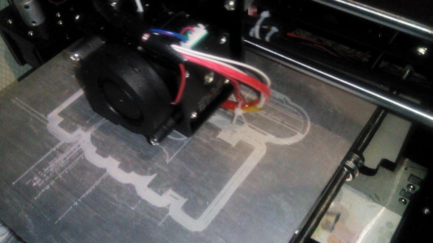 Проблема с печатью первого слоя. Непонятные перемещения экструдера. Проблема с печатью первого слоя. Непонятные перемещения экструдера.