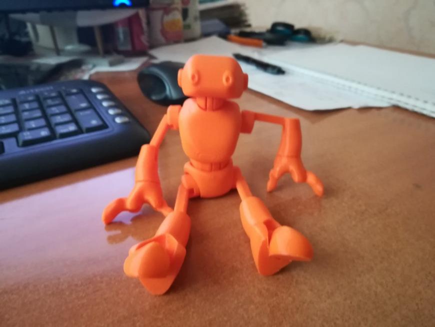 Забавная игрушка Робот с подвижными суставами печатающийся одной деталью.