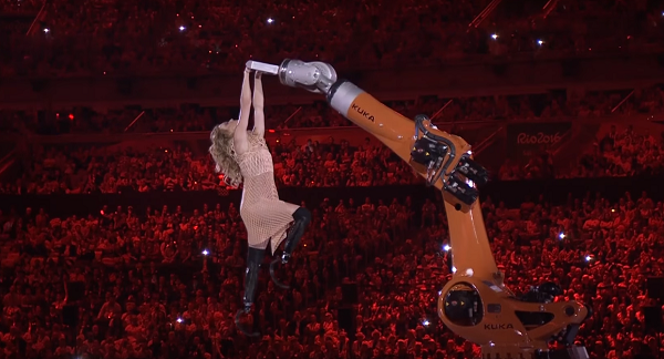 Паралимпийская спортсменка станцевала с роботом в 3D-печатном платье
