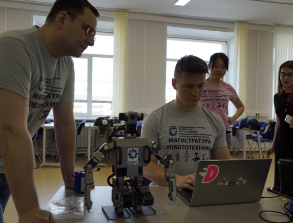 Казанские инженеры учат 3D-печатных роботов играть в футбол