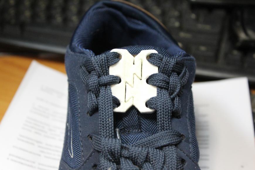 зажим для шнурков, не знаю как распечатать, чтобы без обработки (abs)