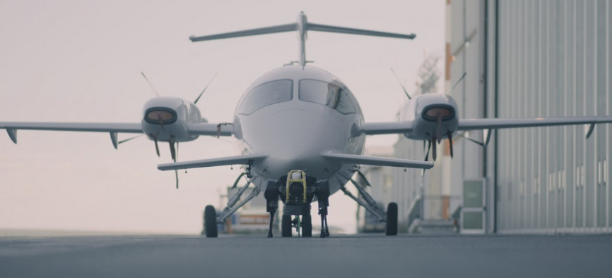 3D-печатная робособака сдвинула с места двухмоторный самолет