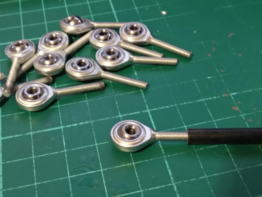 Тяги как клеить, что бы можно потом их потом расклеить