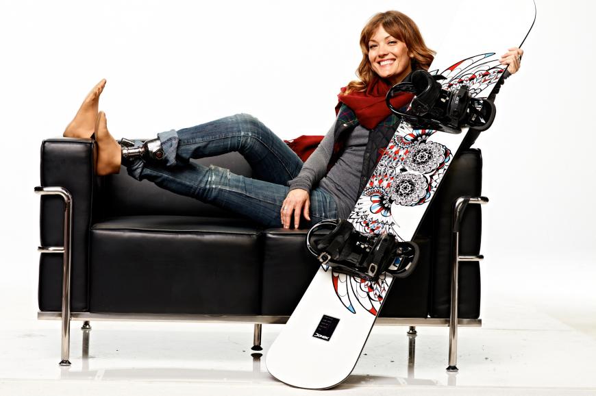 Паралимпийская спортсменка станцевала с роботом в 3D-печатном платье