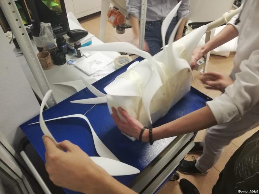 Организатора фестиваля Geek Picnic нарядили в 3D-печатное платье