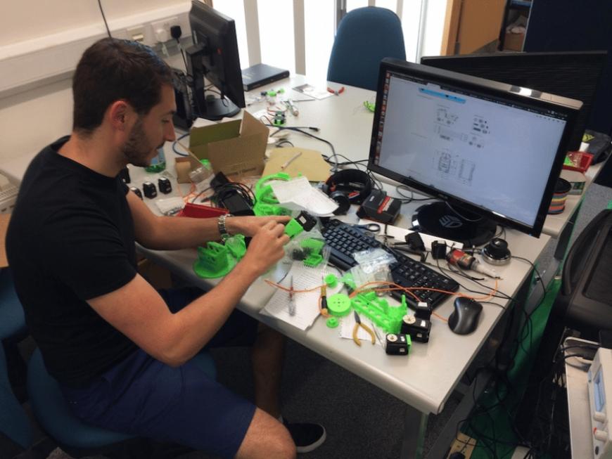 Британский ученый работает над 3D-печатным роботом-колхозником