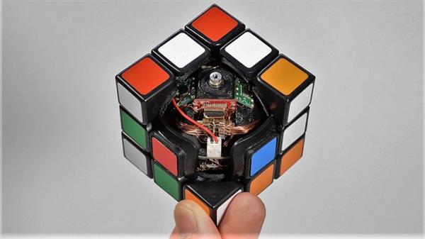 Японский самодельщик сконструировал самосборный 3D-печатный кубик Рубика
