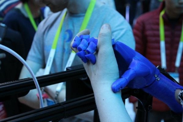 Компания Open Bionics демонстрирует самую реалистичную бионическую 3D-печатную руку стоимостью менее 1000 долларов