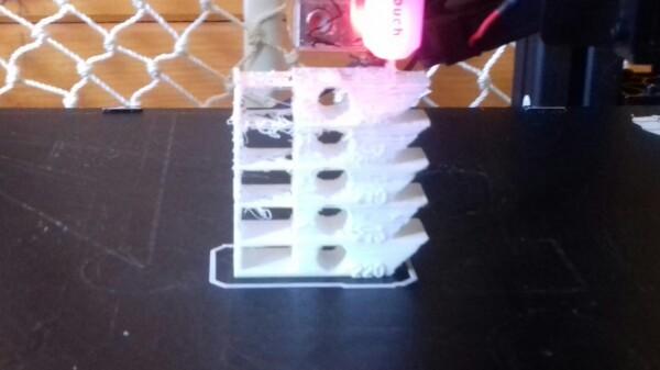 PLA пластик при температуре ниже 220 давится с трудом.