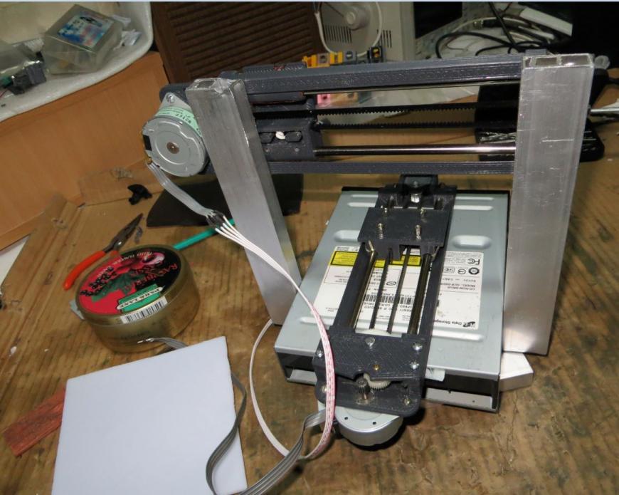 Мини лазерный гравер на деталях от DVD приводов и сканеров, с рабочей зоной 100х100 мм