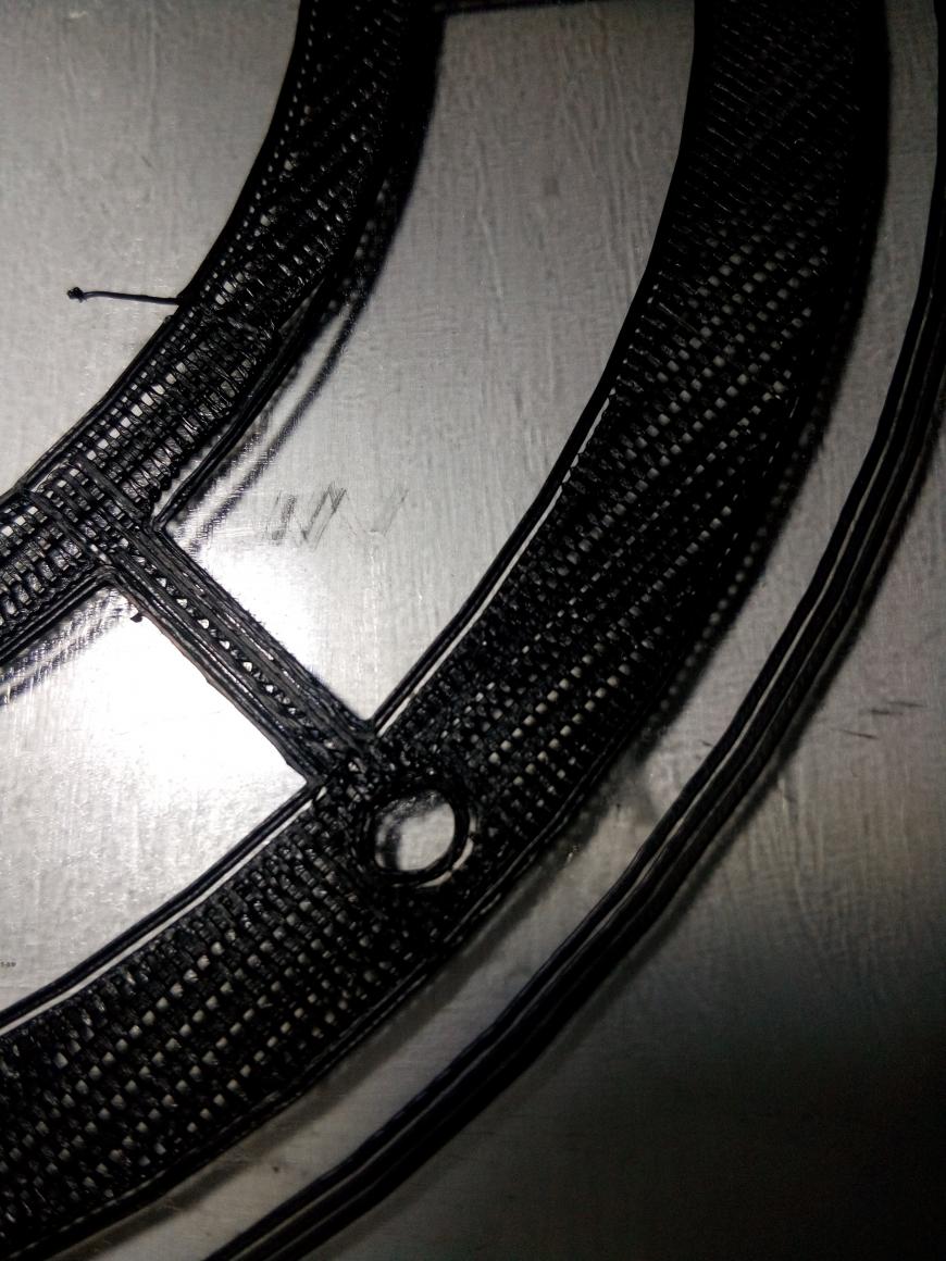 Проблема с первым слоем и сгусток пластика на сопле. Проблема с первым слоем и сгусток пластика на сопле.