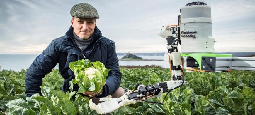 Британский ученый работает над 3D-печатным роботом-колхозником