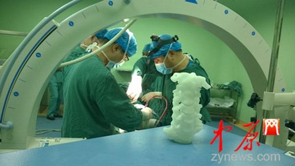 3D-печатная копия позвоночника пациентки помогла врачам провести сложную операцию