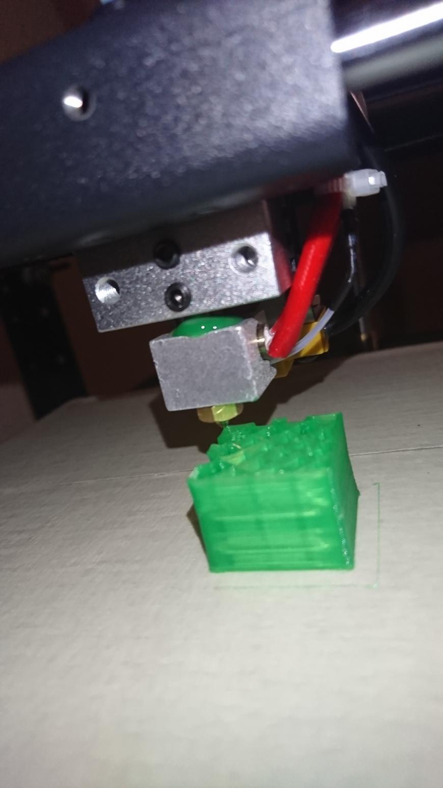 Давит пластик через хотэнд