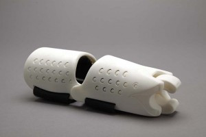 Немецкий дизайнер печатает недорогие и удобные протезы для детей