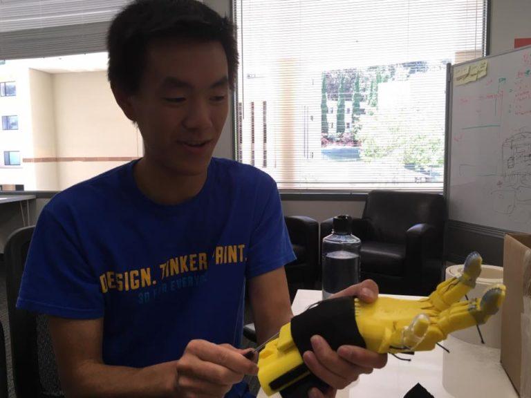 Ребенок получил 3D-печатный протез руки для игры в баскетбол