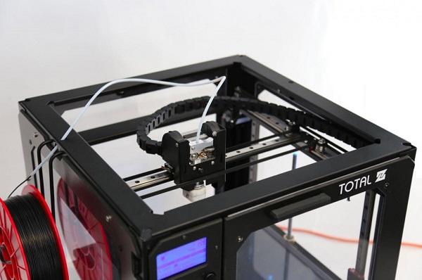 Российская компания Total Z предлагает ряд настольных и промышленных 3D-принтеров
